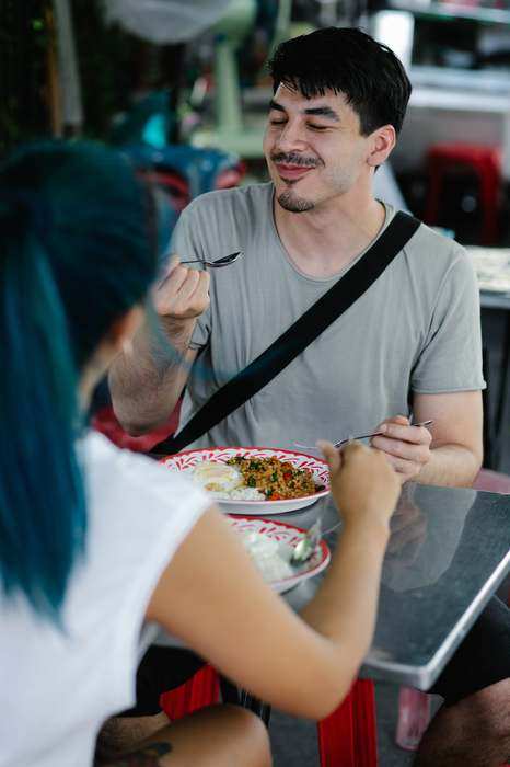 Momento real de refeição, casal comendo